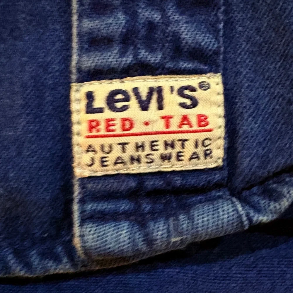Levis levi red